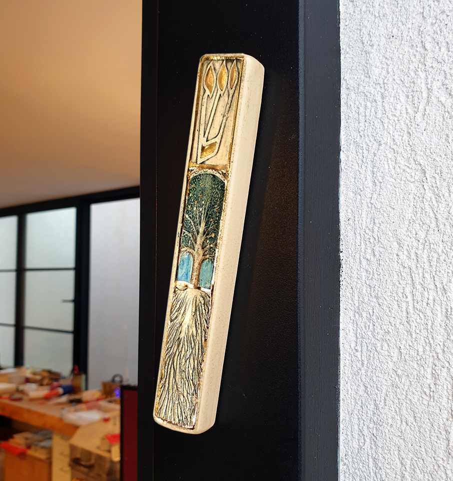 WHAT YOU SHOULD KNOW BEFORE AFFIXING A MEZUZAH Amir rom